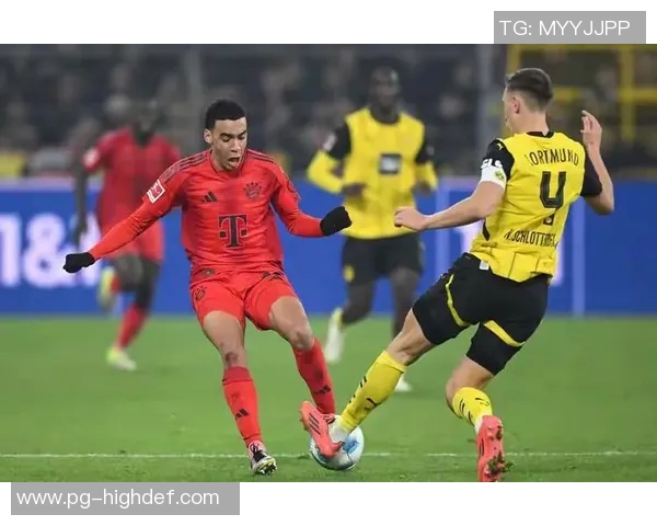 世界杯焦点战：拜仁与那不勒斯0比0平局乌龙球瞬间引发全场热议